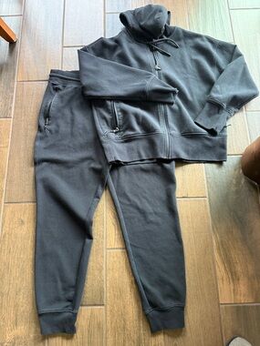 Old Navy Women’s Black Zip-Up Hoodie & Jogger Set